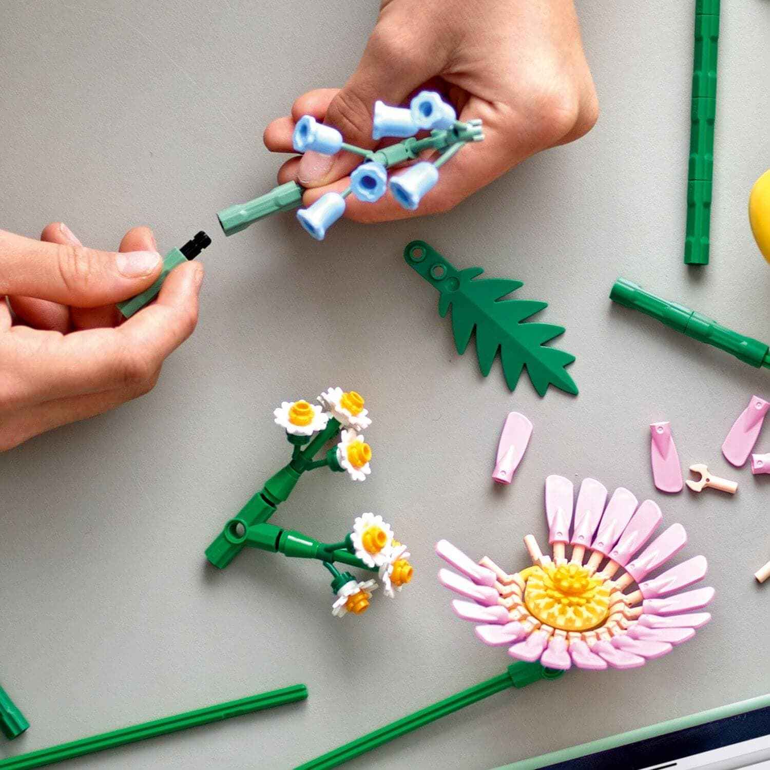 Lego Botanicals Sunny Bouquet - Petite Buildable Floral Display Toys & Games > Toys > Construction Toys > Interlocking Blocks > LEGO > LEGO Flowers